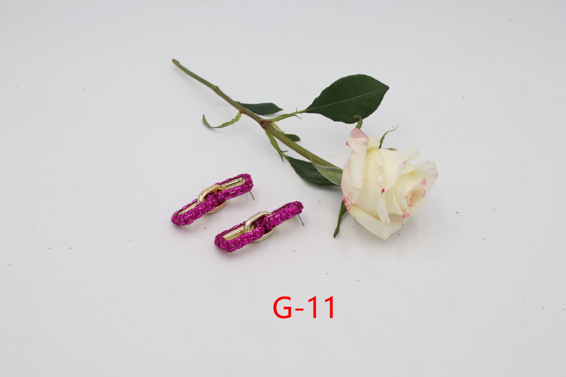 Orecchini pendenti a catena con diamanti geometrici_voghion.com