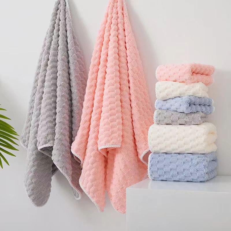 White Coral Fleece Bath Towel with Cloud Pattern, Ribbed Edge, Absorbent, Non-Shedding, for Home Use, Beach Towel