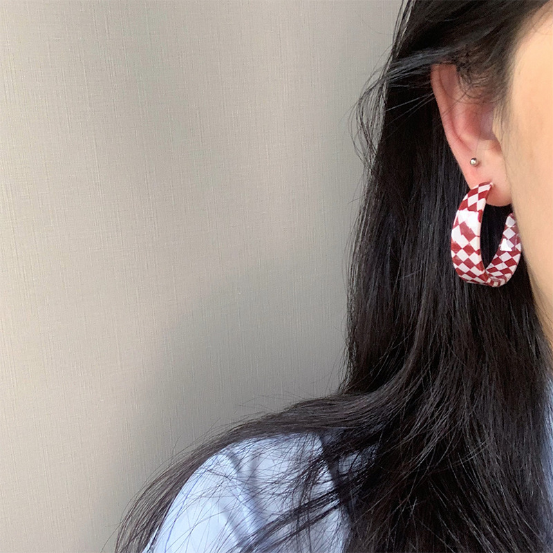 Fashion Checkerboard Black And White C-shaped Earring Wholesale Nihaojewelry display picture 4