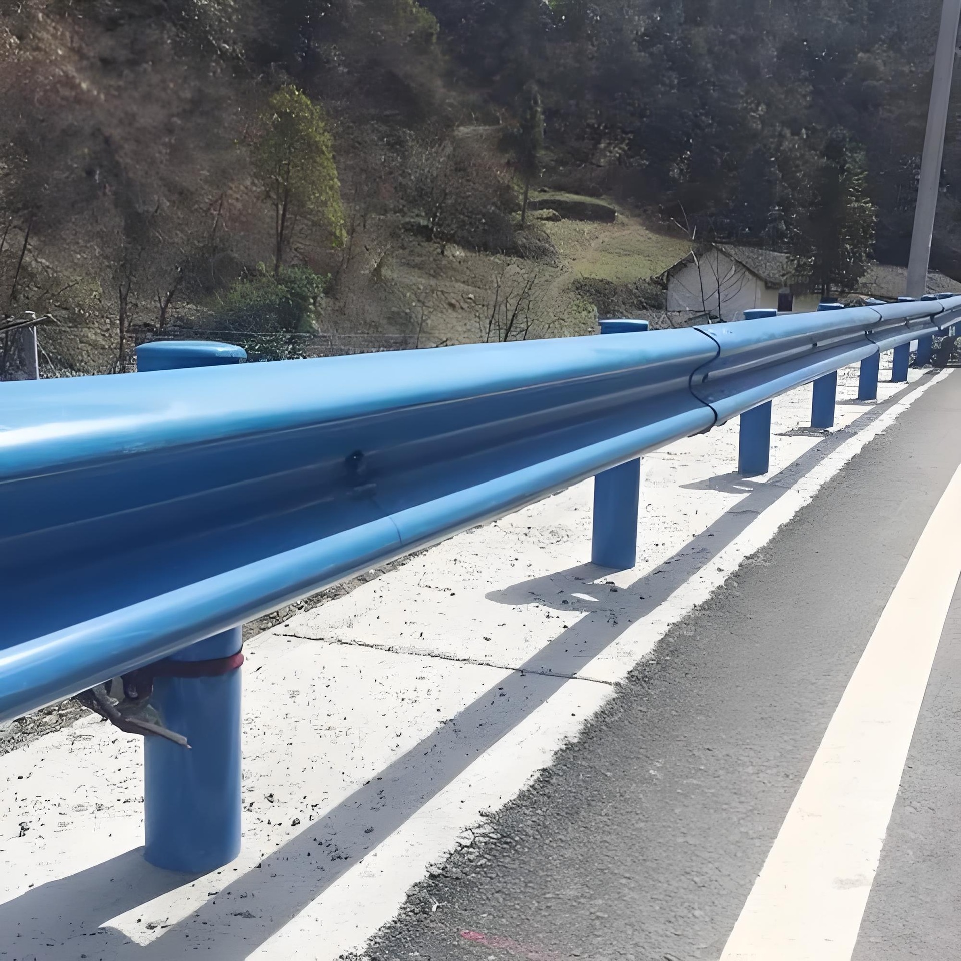 Fabricante de barandillas en forma de onda Estándar nacional Tablero de barandilla rociado de plástico galvanizado en caliente de dos ondas y tres ondas