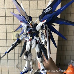 高模型達の手はHGの赤い異端の新入生が自由機動戦士MGユニコーンの大きいクラスを襲撃しておもちゃを詰めます。