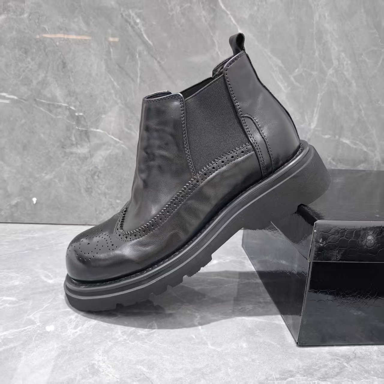 Carved Chelsea Boots for Men, Winter Fashion Brogue High-Top Leather Shoes, Men's Thick-Soled Height-Increasing Martin Boots, 2025 New Model