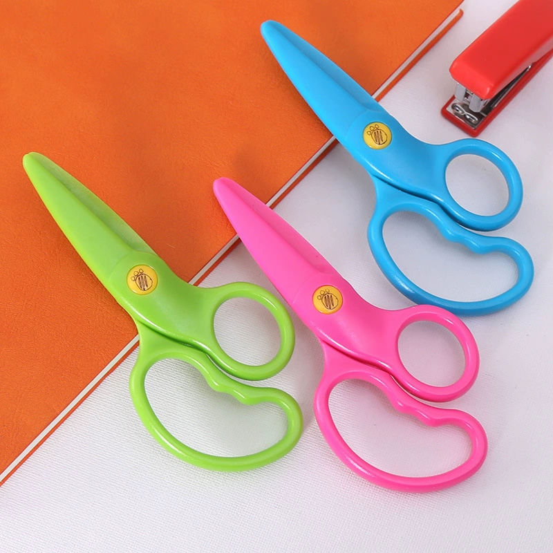 Детские пластиковые ножницы Учащиеся начальной школы вручную режут бумажные инструменты, чтобы выучить небольшие подарки