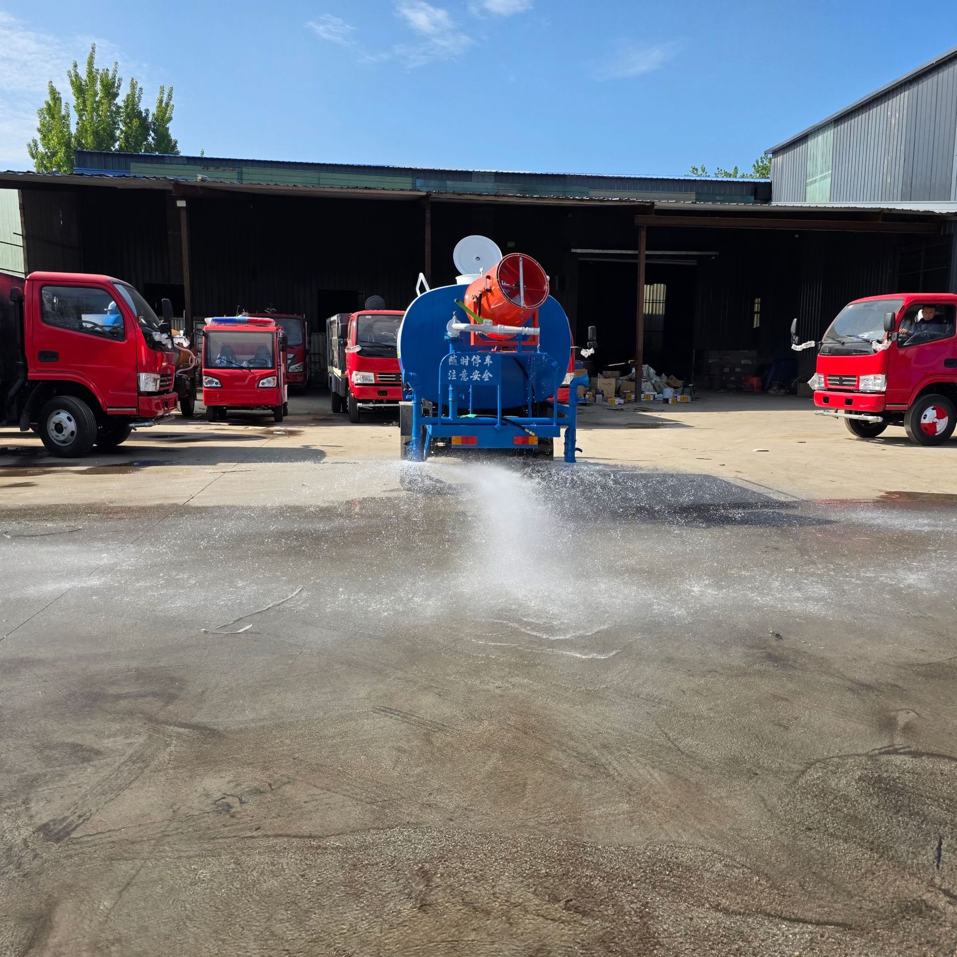 Diesel-powered three-wheel fog cannon dust-suppression and water-spraying vehicle for construction site dust control, road washing, and landscaping spraying, multi-functional sanitation vehicle