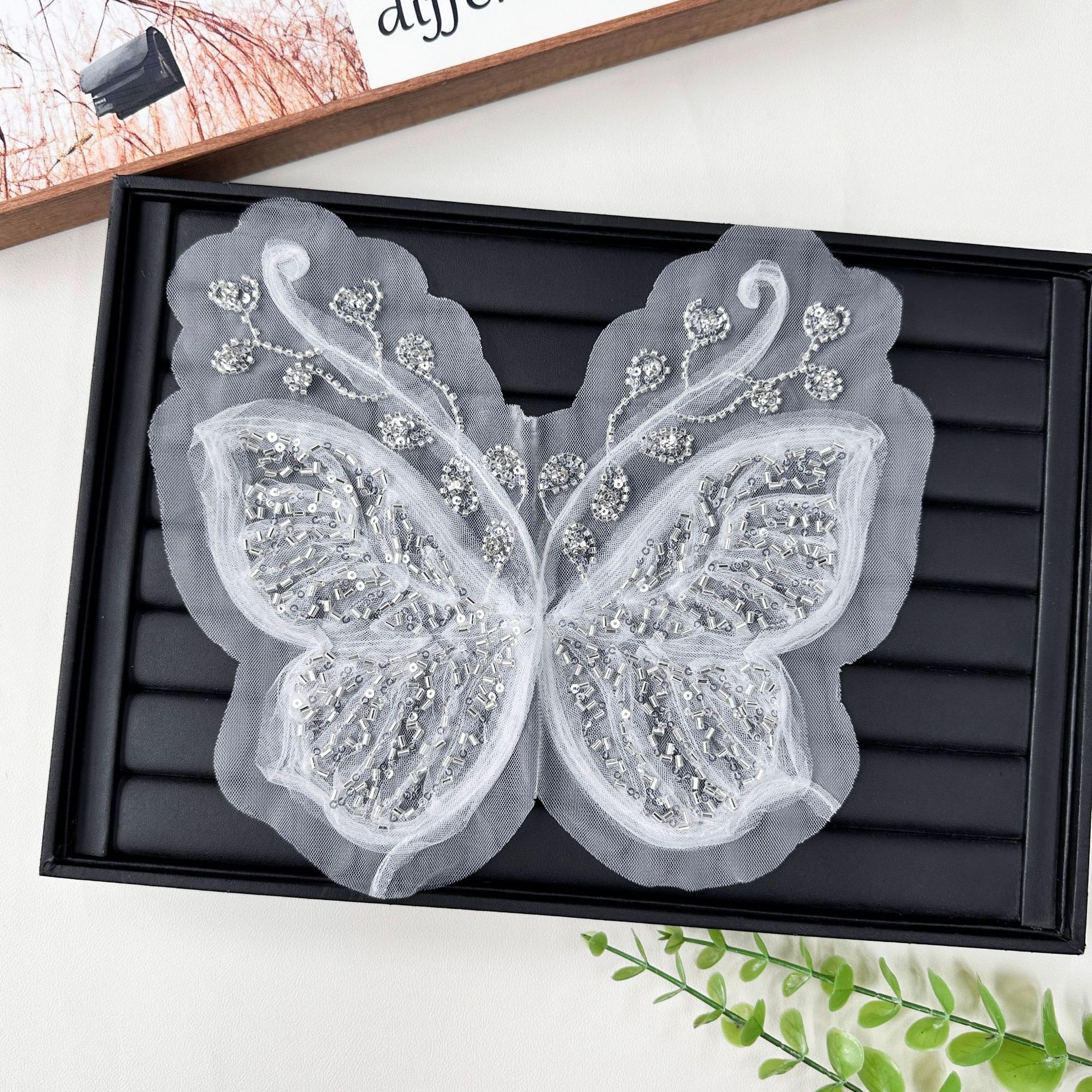 Pegatinas bordadas de malla de mariposa tridimensional con lentejuelas vestido decorativo de diamantes de imitación vestido de novia pijamas accesorios de vestido pegatinas de tela en stock image 1