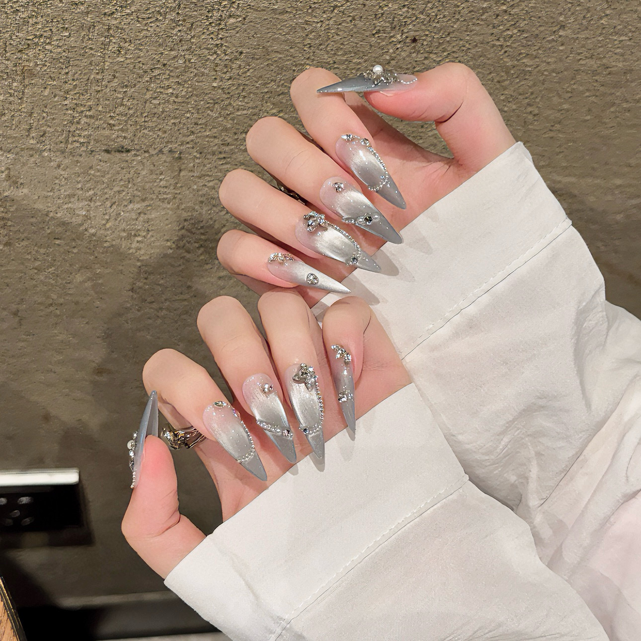 Armadura de vestir ojos de gato degradados plateados hechos a mano pura armadura de vestir hecha a mano clara y blanca