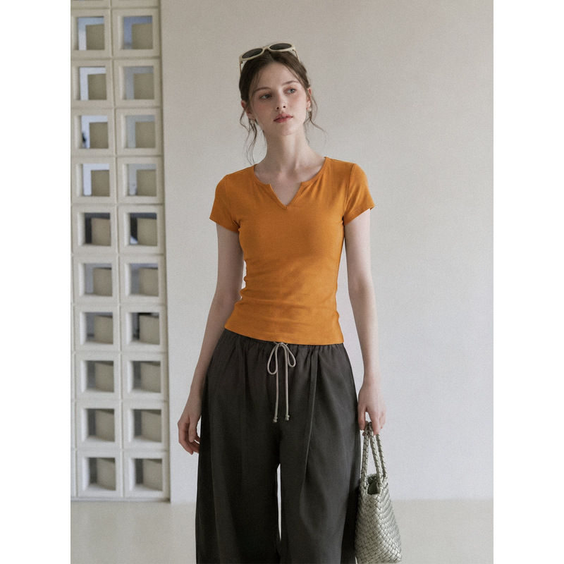 Orange half-open V-neck short-sleeve t-shirt for women, summer Korean style, slim fit, flattering and stylish top for petite figures