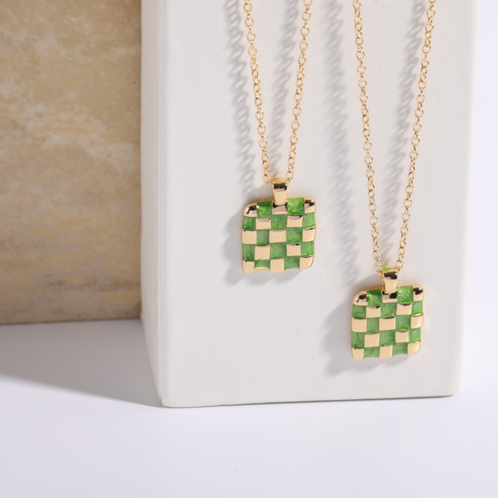 Fashion Simple Dripping Oil Chessboard Plaid Emerald Square Pendant Copper Necklace display picture 4