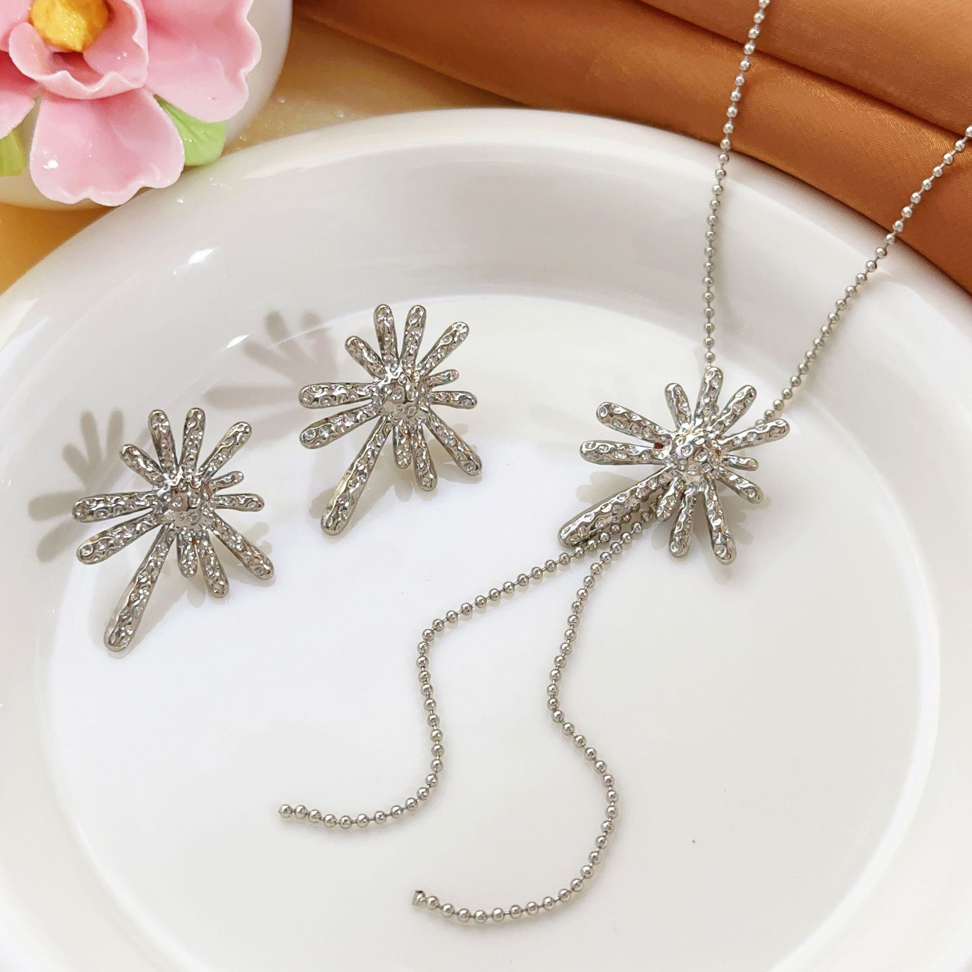 Transfronterizos europeos y americanos titanio acero de alta sensación colgante collar de flores de sol cosmos pendientes collar conjunto de joyería para mujeres