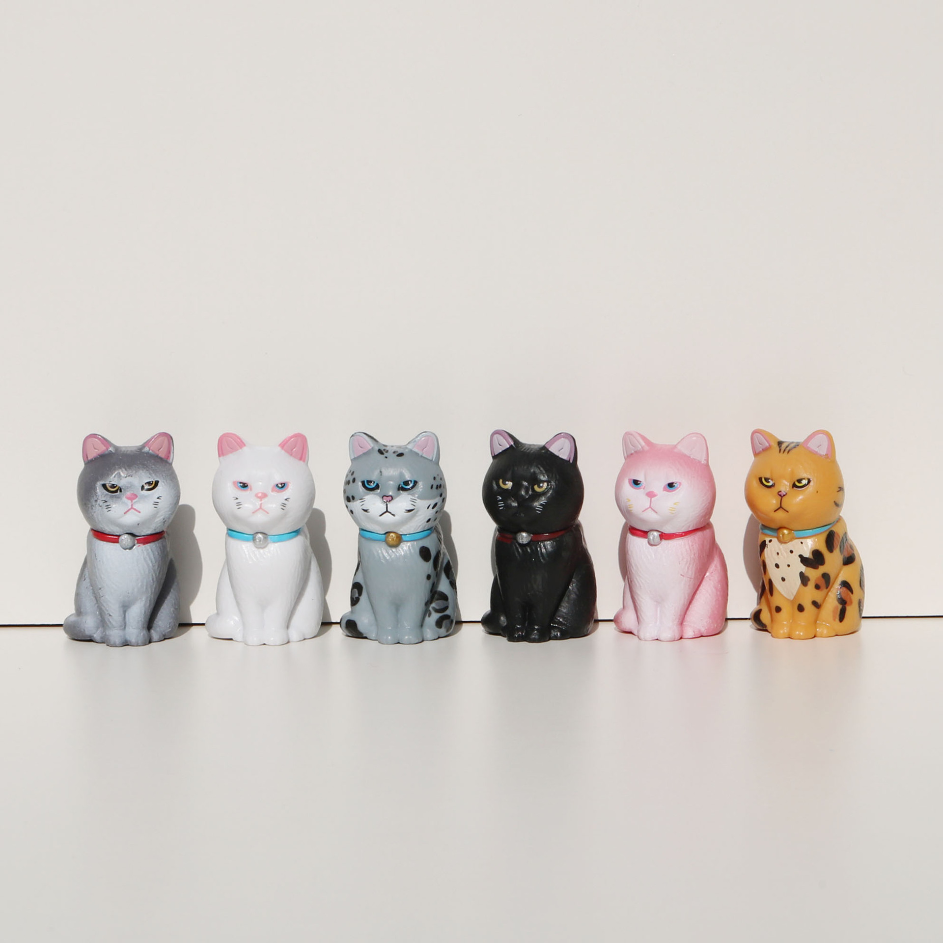 6 tipos de gatos tristes sentados. Un tipo rosa de 5*2.8cm (151G)