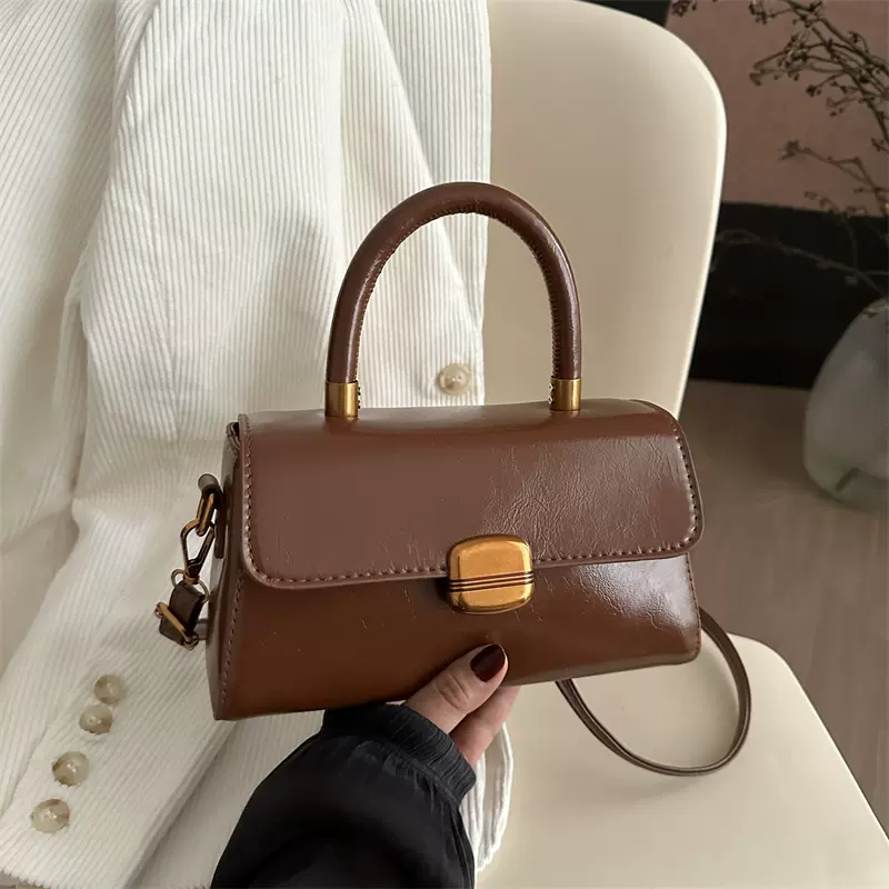韩版气质大容量锁扣2025春季新款通勤质感斜挎单肩腋下女士小方包