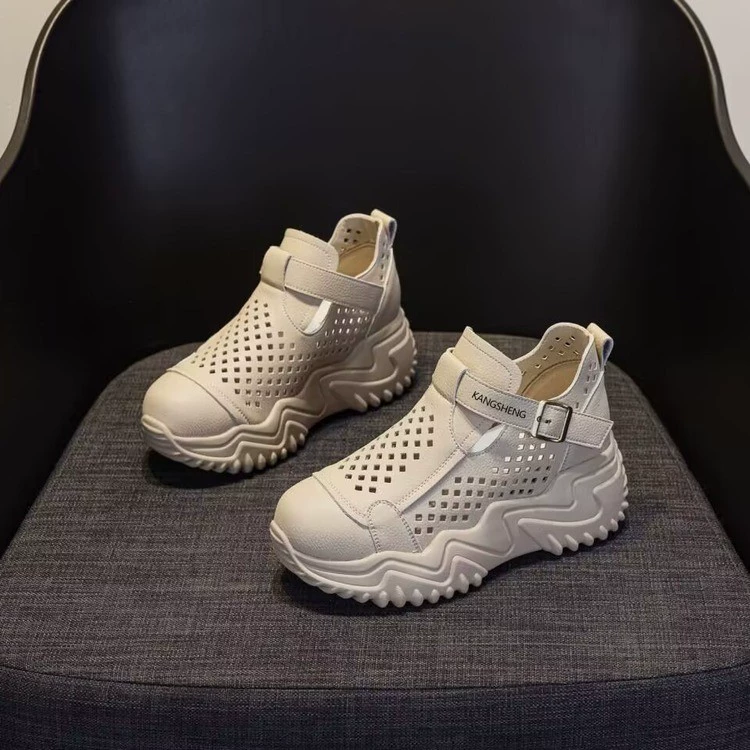 Женские сандалии с перфорацией 2025 лето новые повседневные дышащие на толстой подошве платформенные туфли для увеличения роста сабо повседневная обувь обувь для пап