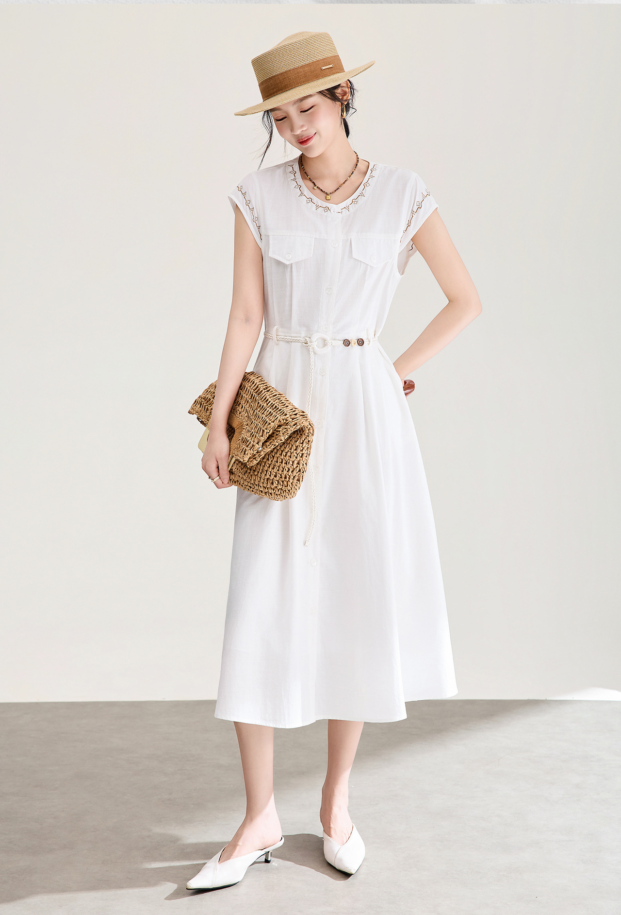 Đầm maxi nữ thắt eo chất liệu tơ tằm phối ren thêu hoa, dáng suông nhẹ, tay ngắn — màu sắc chi tiết 2