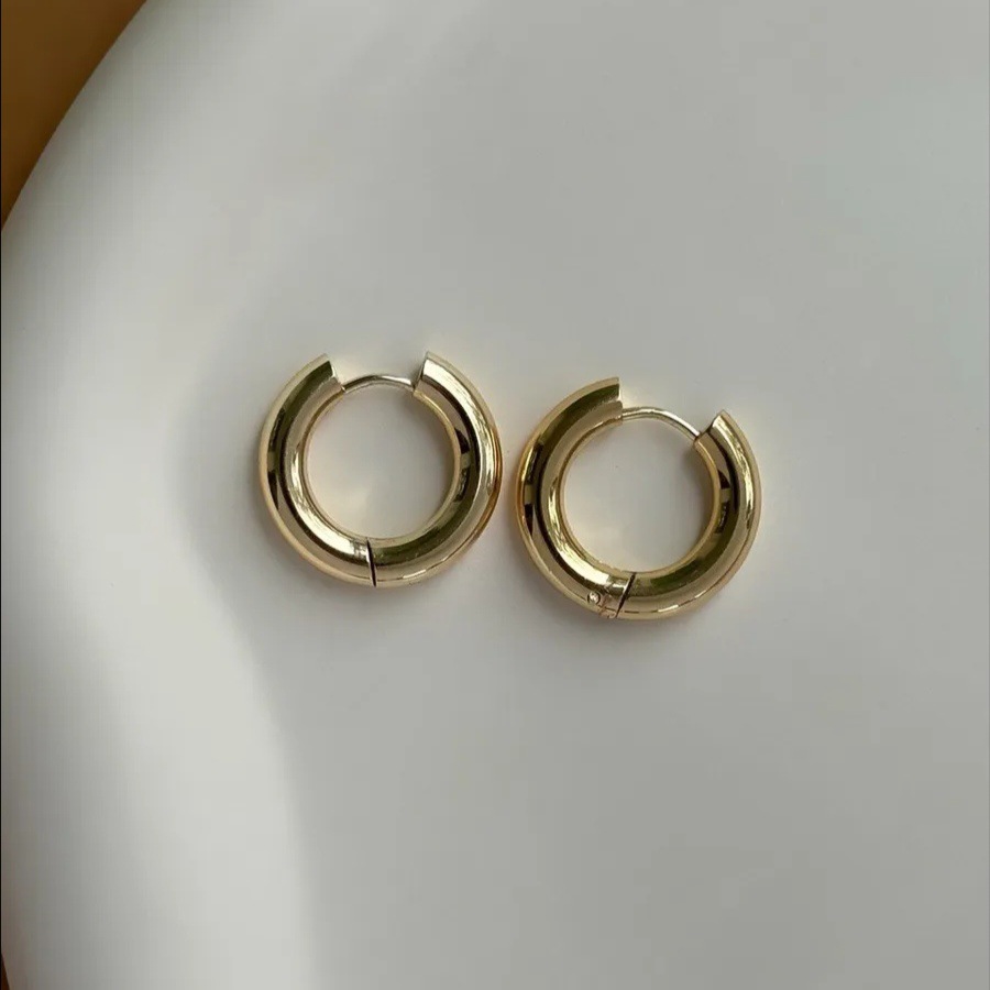 European and American cross-border jewelry fashion stainless steel golden earrings simple light luxury design versatile plain ring earrings