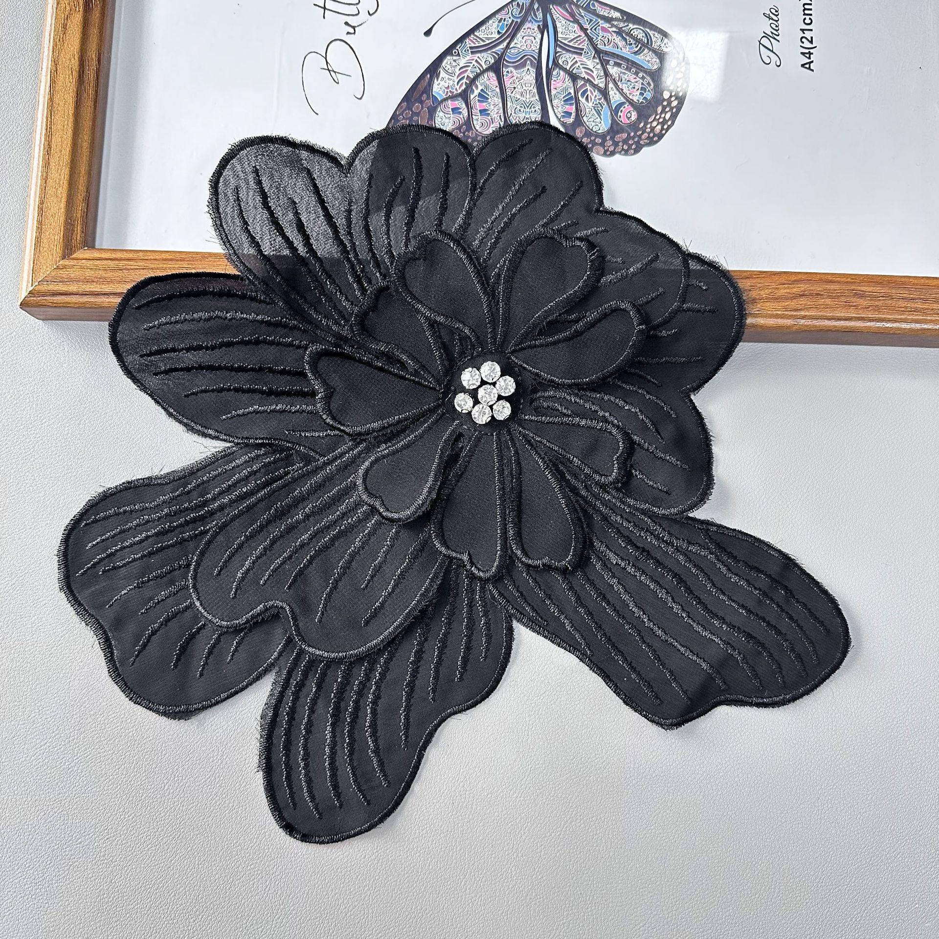 Flor multicapa de costura de clavos tridimensionales taladro de bordado de flores negras y blancas sensación de diseño de bordado de moda de ropa de mujer decoración de ropa infantil image 6