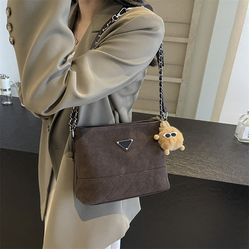 Bolso retro esmerilado simple bolso de mujer otoño / invierno 2024 nueva cadena bolso pequeño de moda estilo extranjero bolso de transporte