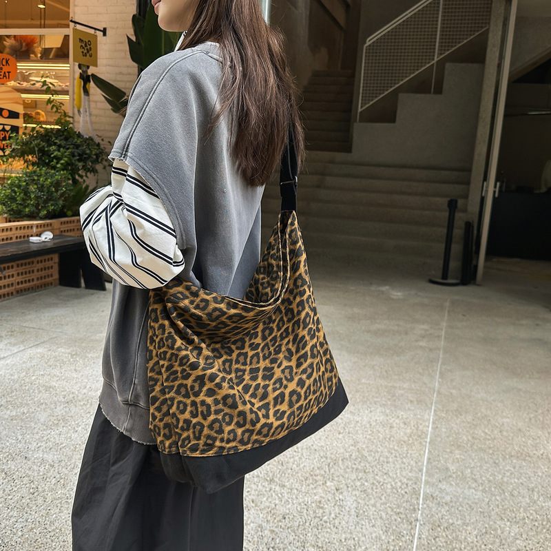 Personalized Leopard Print Shoulder Bag 2025 New Versatile Commuter Women's Crossbody Bag Trendyy Fashionable Elegant Women's Bag