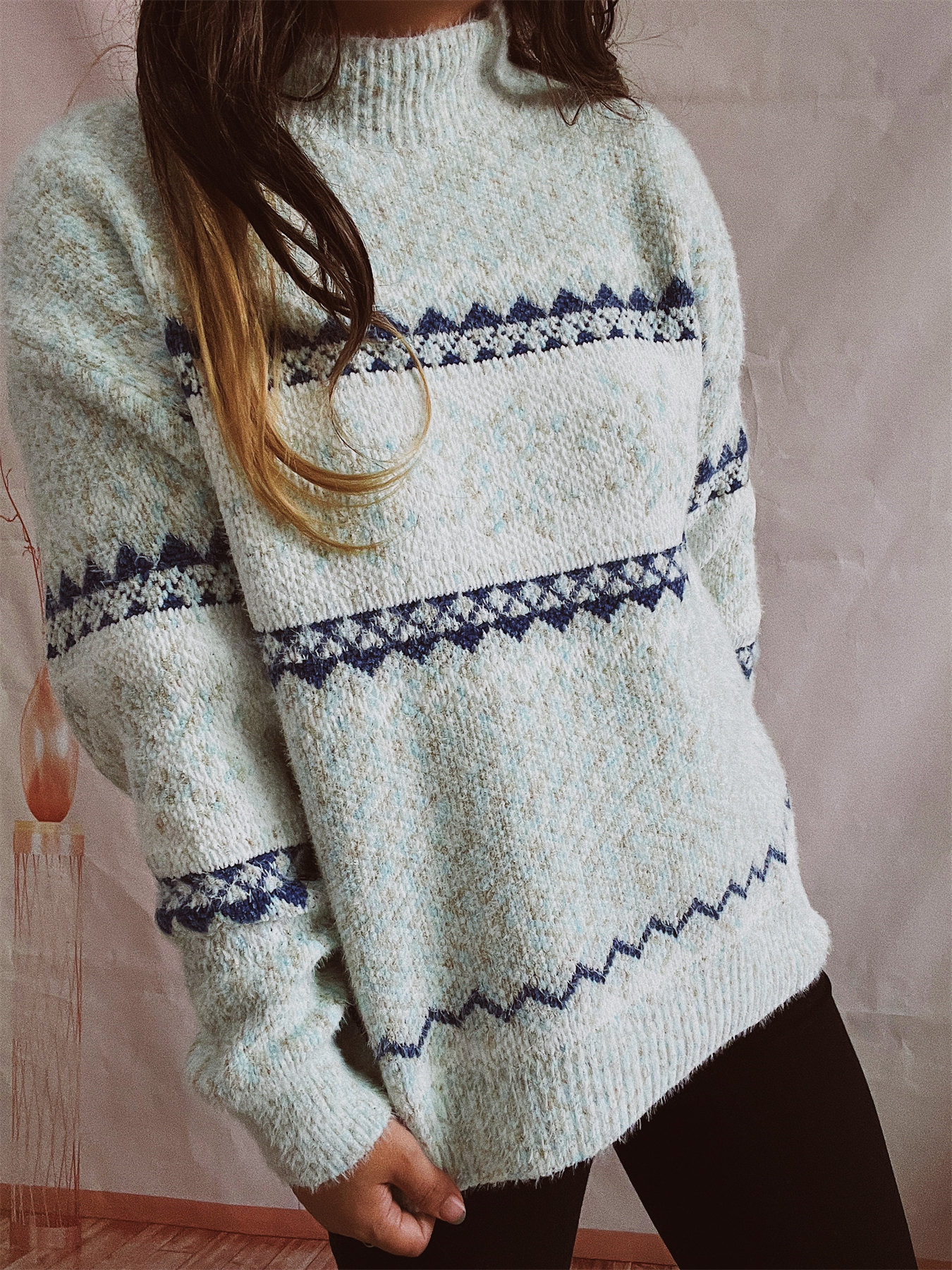 Dámský pletený svetr s dlouhým rukávem a zahuštěným vzorem sněhové vločky a polovičním rolákem_voghion.com