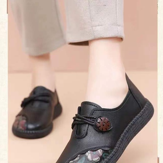 2026 primavera y otoño zapatos de mamá anti-deslizante retró zapatos de cuero suave zapatos de madurez zapatos de abuela