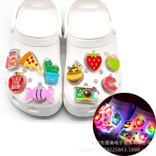 LED闪灯洞洞鞋花休闲配饰可拆卸儿童凉鞋鞋灯装饰配件PVC夜光鞋扣