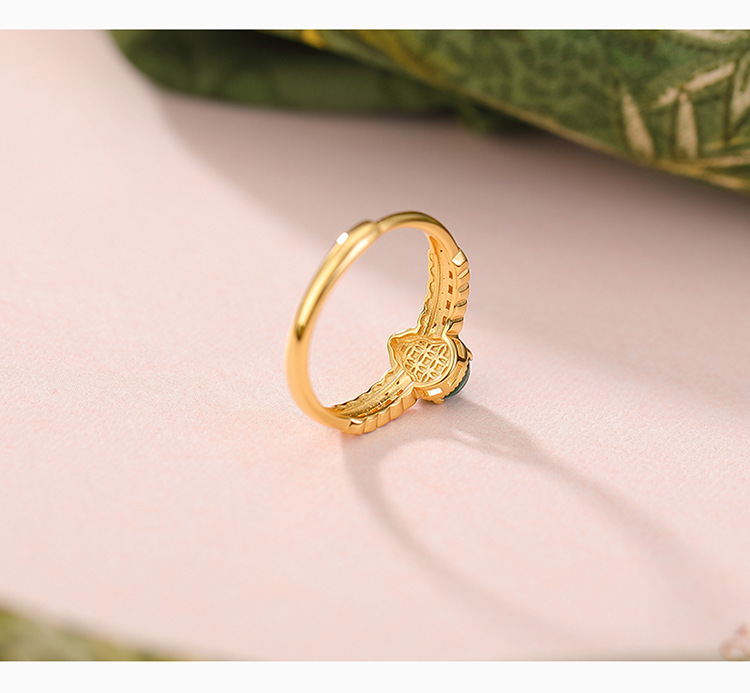 Nhẫn bạc S925 mạ vàng đính ngọc lục bảo hình đồng xu may mắn phong cách Trung Hoa — một mảnh chi tiết 3