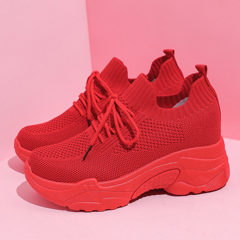 Zapatos blancos de aumento de la altura oculta para mujeres 2023 primavera nuevos zapatos de malla versátiles transpirables para mujeres moda deportiva casual zapatos de papá