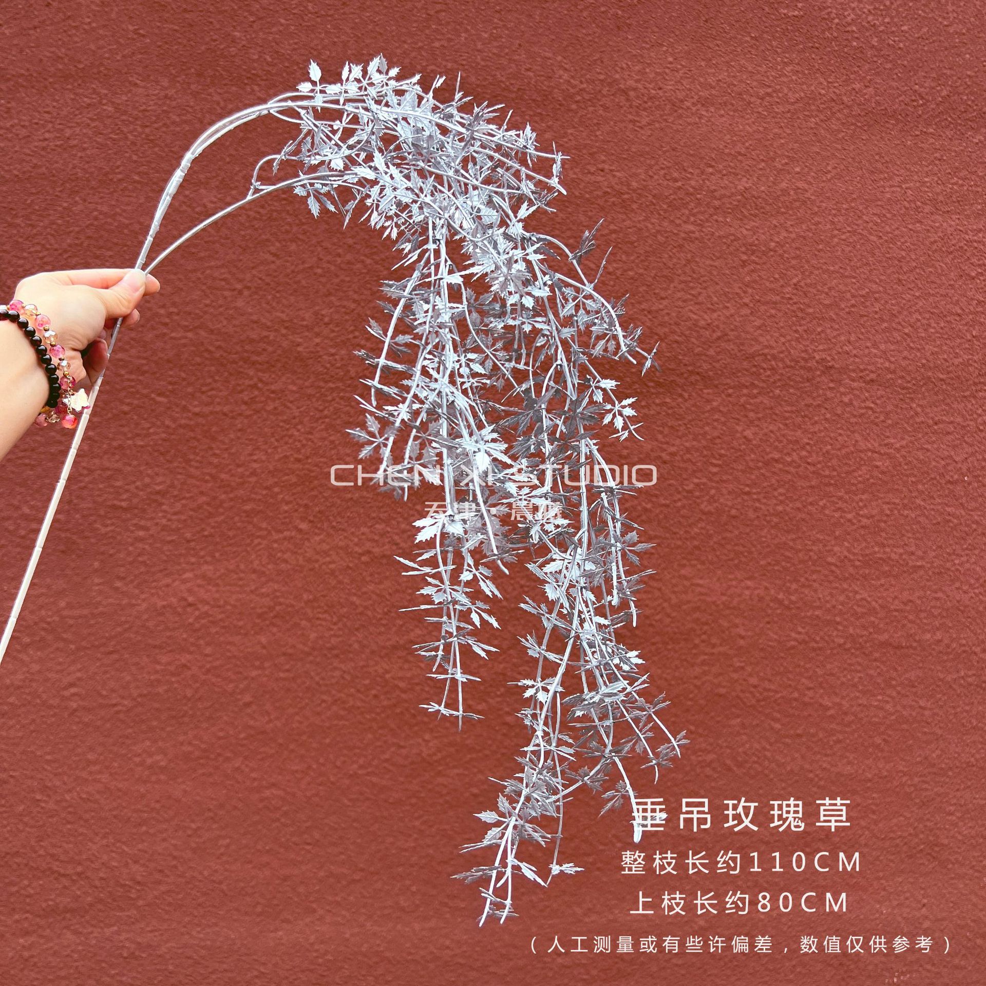 매달린 장미 잔디