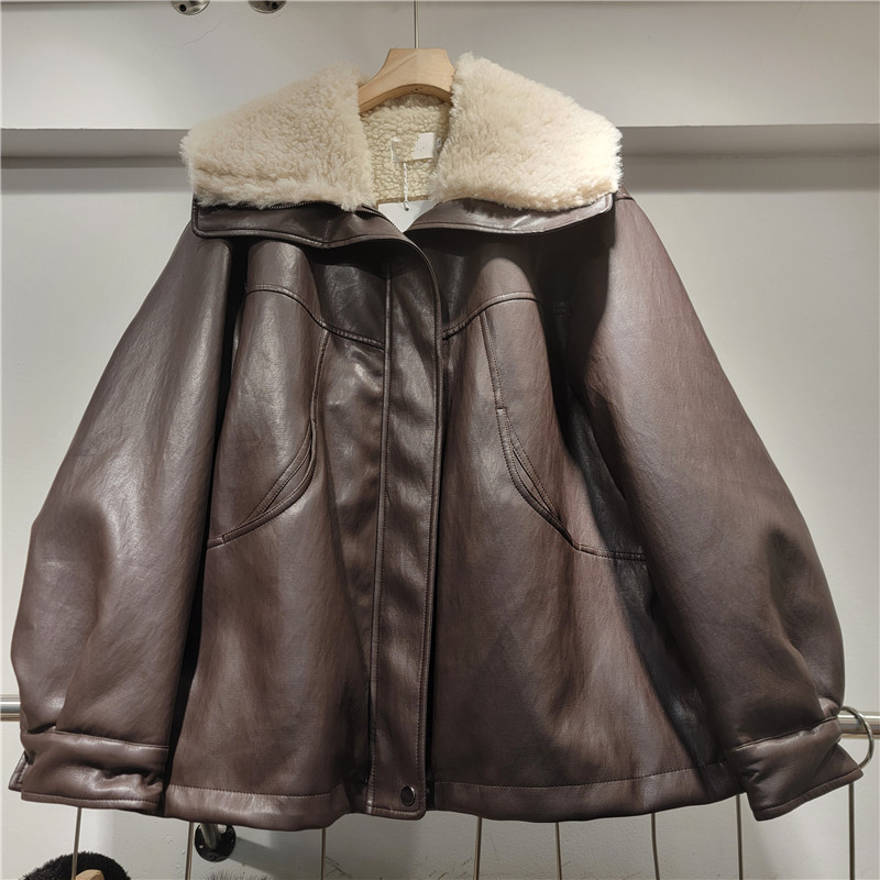 Cordero cosido gran chaqueta de cuero chaqueta de invierno de mujer nueva moda suelta con lana gruesa chaqueta de piel