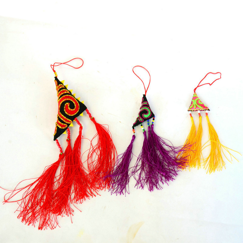 四川凉山彝族绣包手工艺品民族手绣香包挂件车挂件三角包饰垒德株