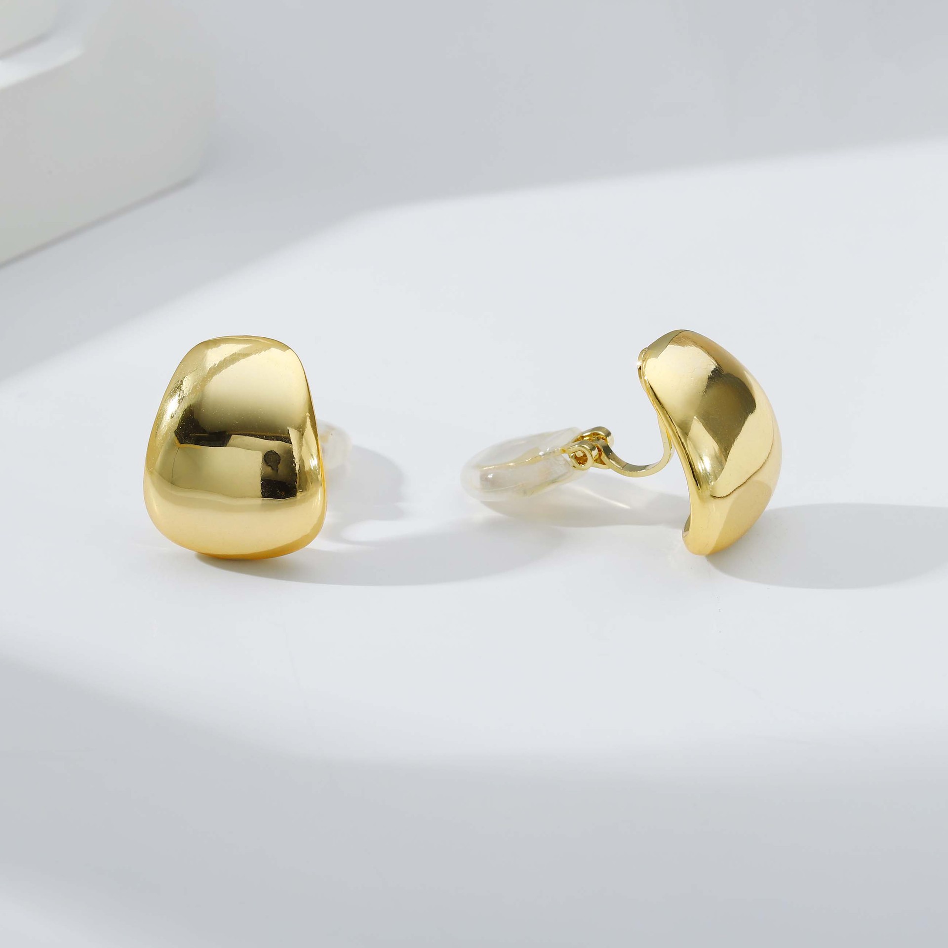 european-and-american-cross-border-hot-selling-niche-fashion-design-sense-copper-plated-real-gold-surface-irregular-womens-ear-clip-ear-jewelry