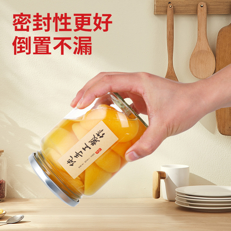 自家製の黄色の桃の缶詰の瓶の空の瓶は高温に耐えます。|undefined
