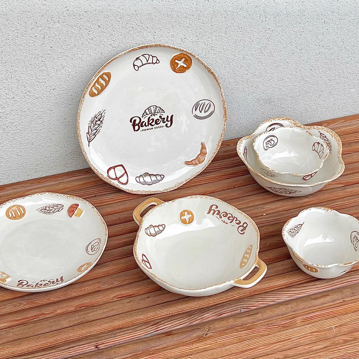 面包屋重工手绘浮雕釉下彩卡通餐具浮雕甜品轻食米饭碗碗碟盘摆盘