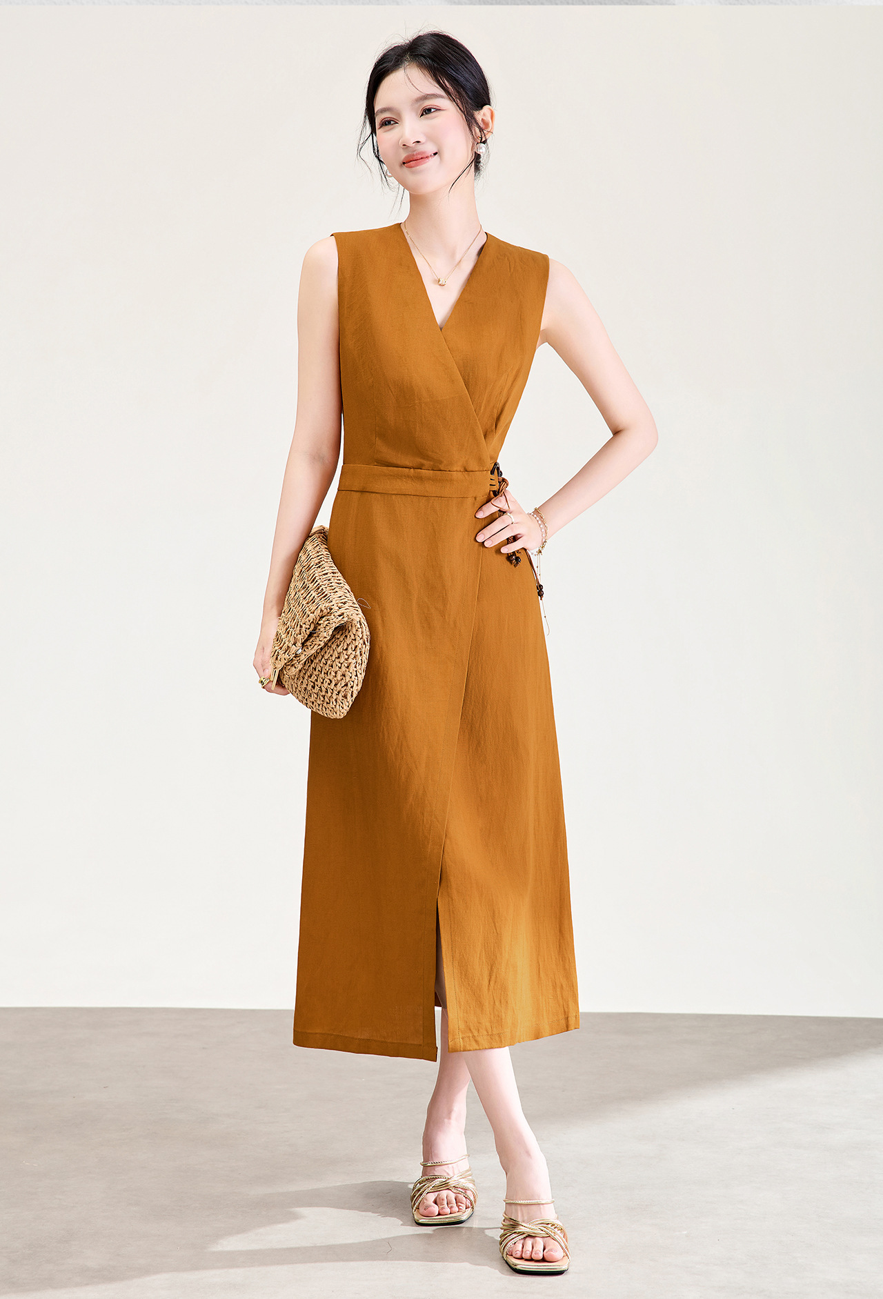 Đầm maxi nữ thắt eo phong cách Old Money chất liệu vải gai phối lụa — màu trắng ngà chi tiết 3