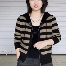 春秋季妈妈装短款外套女中老年人宽松大码洋气拉链连帽针织衫上衣