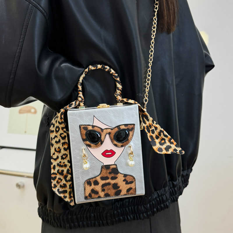 クロスボーダーニッチホットガールクロスボディバッグ女性のための 2025 新しいインターネット有名人の美容ボックスバッグストリートトレンド垂直携帯電話バッグ