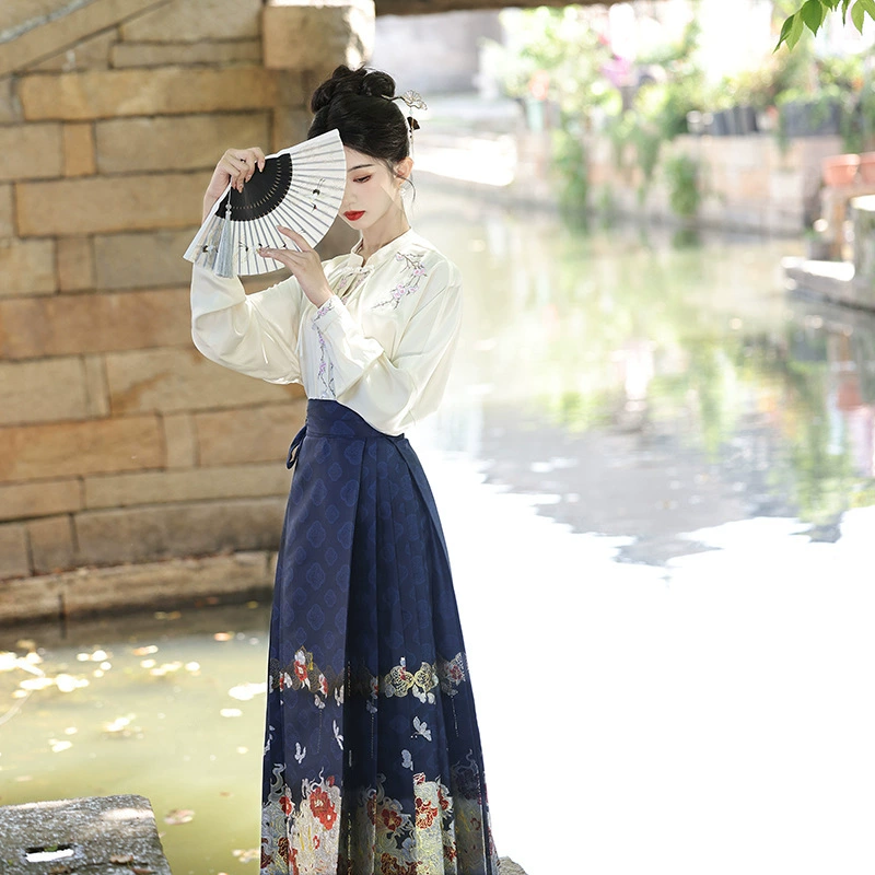 Новинка 2025: Комплект женской одежды в китайском стиле Ханьфу (Минский стиль) с вышивкой, цветочным узором и золотыми элементами, включая юбку «мамянь», для помолвки, красный