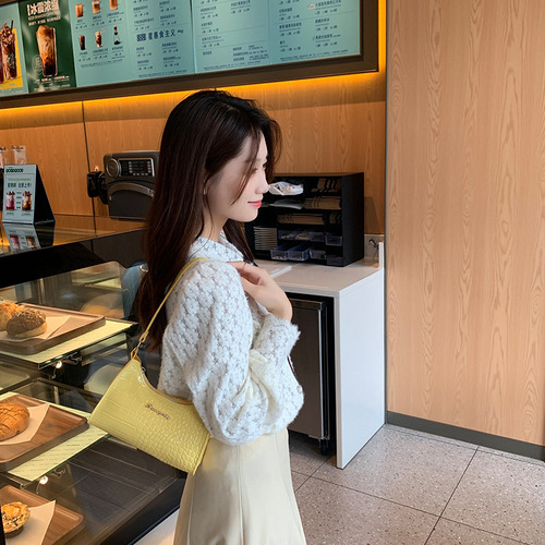 Fashionable and simple 2026 new crescent bag, solid color letter high-highlight shoulder bag, alligator pattern, women's bag