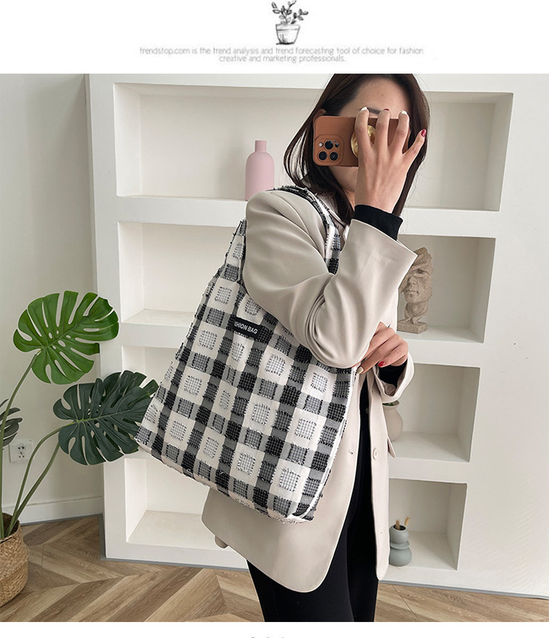 Forest-themed college style artistic girl checkered versatile tote bag, Korean Instagram fresh and cute student class shoulder bag Application Scenario