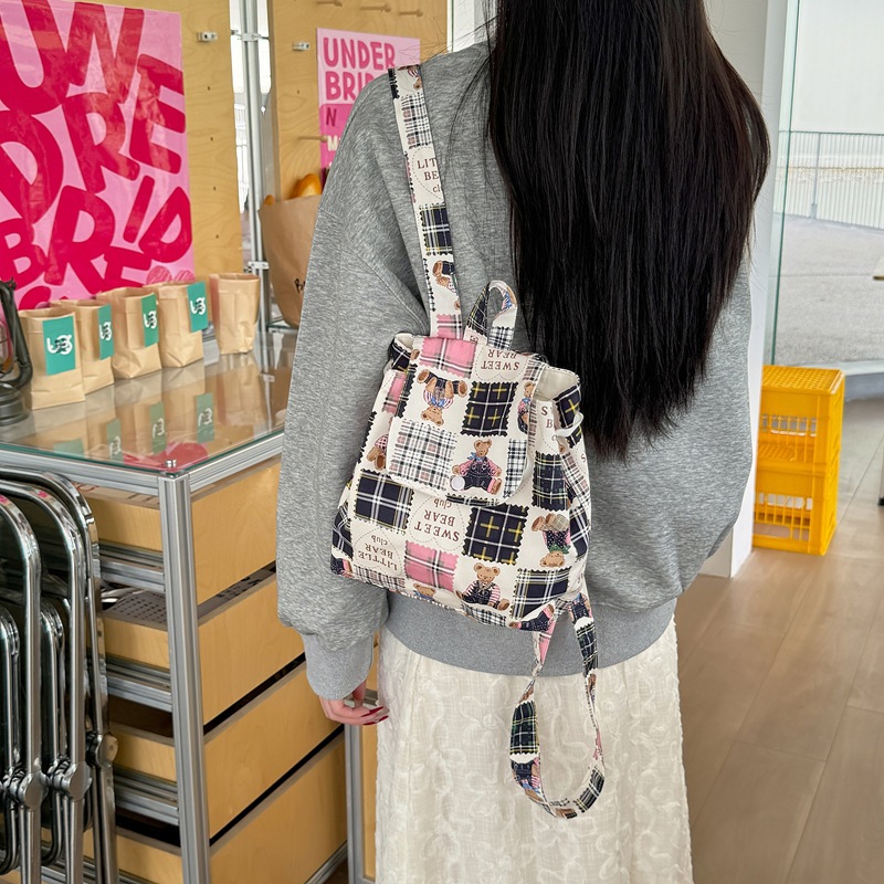 ins风格子小熊双肩包女轻便大容量校园背包大学生百搭上课通勤包
