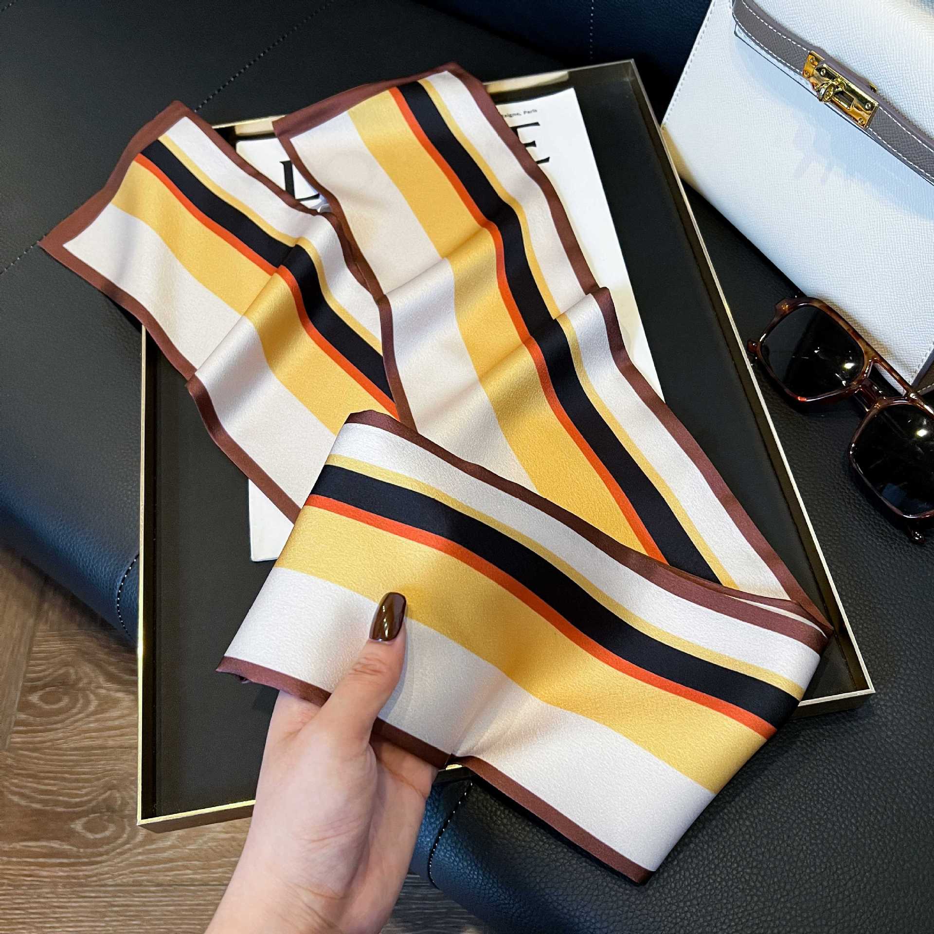 Nueva bufanda de seda pequeña banda larga estrecha para el cabello mujer estilo primavera y otoño moda madre bufanda estilo verano estilo fino serpentina bufanda al por mayor