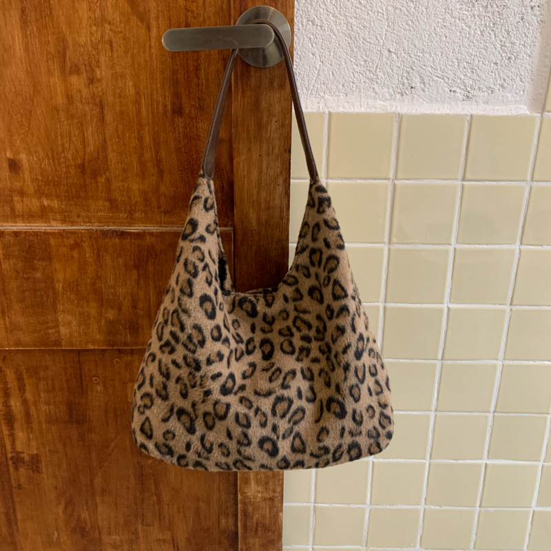Corea del Sur estampado leopardo lazo viento bolso de brazo de viaje de mujer 2025 nuevo invierno bolso de hombro de tería