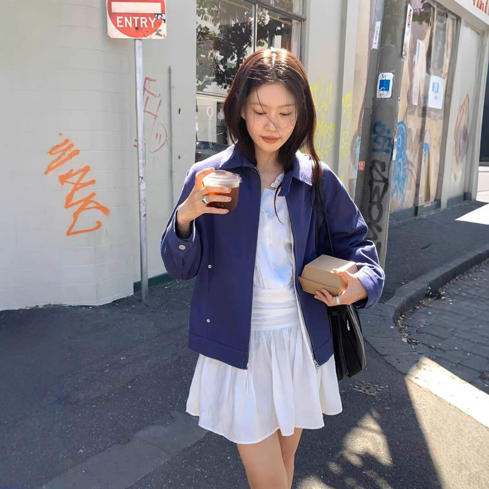 OU's new autumn collection features Korean-style denim jackets with a gentle, feminine style. These long-sleeved jackets are a must-have for autumn and exude a stylish vibe, perfect for going out.