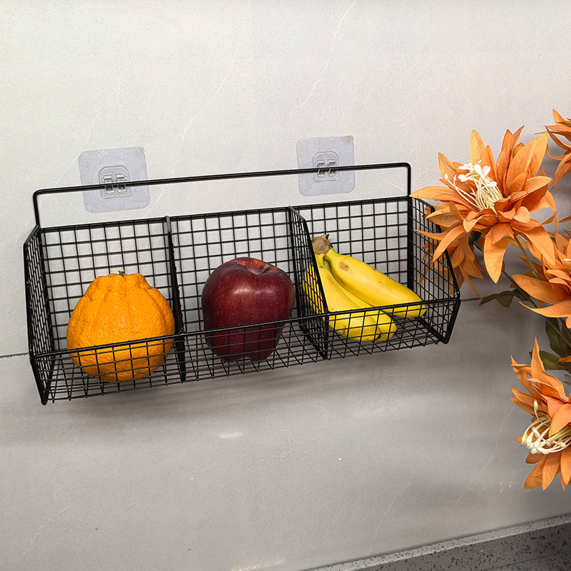 穴を開けずにバスケットを収納します。キッチン収納棚のネギとニンニクを入れます。|undefined