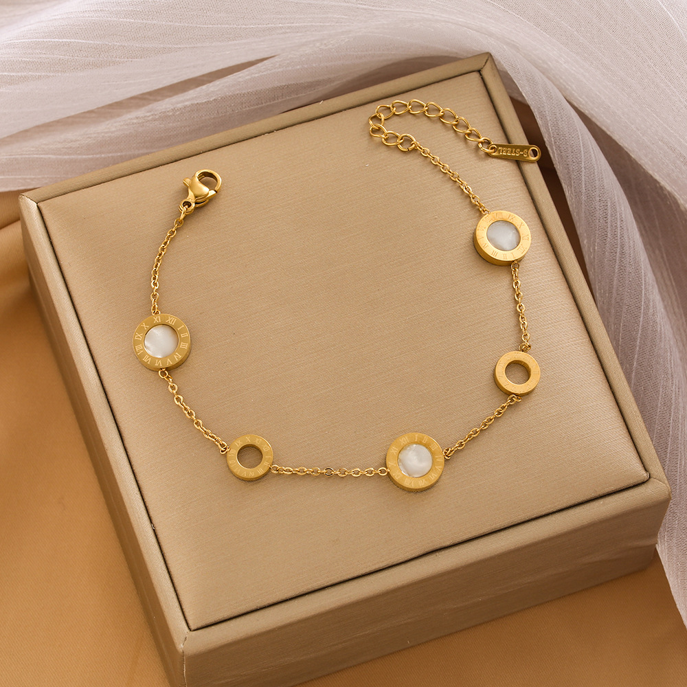 Pulsera de trébol de acero titanium vendedora caliente transfronteriza europea y americana con incrustaciones de concha pulsera colgante pulsera de diseño avanzado sin desvanecimiento al por mayor