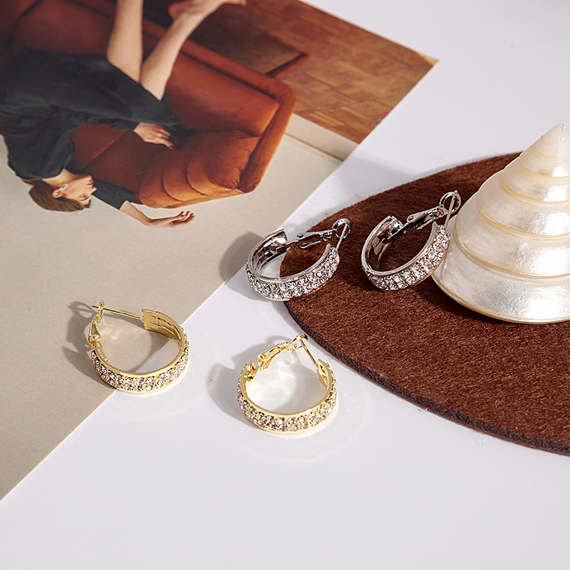 Aguja de plata en forma de C de diamantes de alta gama de lujo ligero estilo Chanel elegante Socialite dulce oreja espárragos simple moda joven oreja hebilla