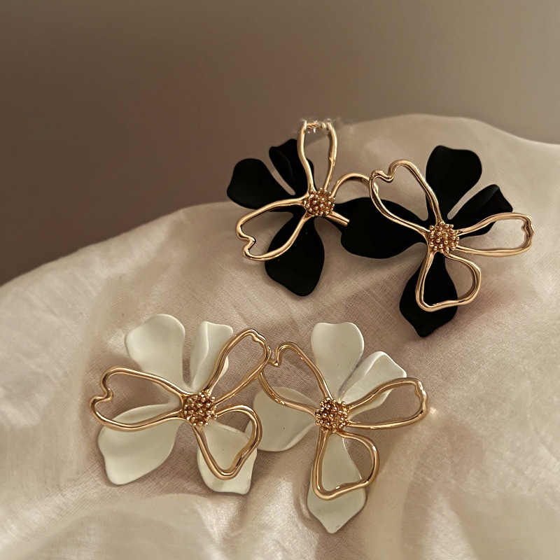 Aguja de plata Atmósfera Pendientes de flores huecas de doble capa Pendientes estéticos de moda francesa Pendientes elegantes de temperamento de alta gama