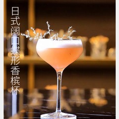 ガラスのマティーニの杯の三角のマティーニの杯の広口のカクテルの杯のバーの酒のコップの卸売りの集まり