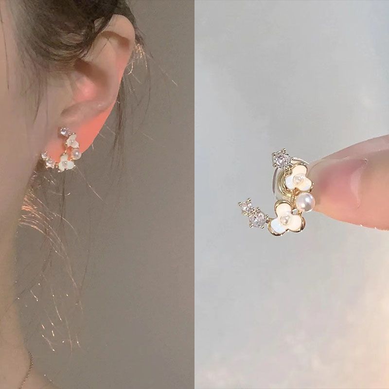 Pendientes de perlas de Camelia blanca francesa dulce de media luna, pendientes elegantes de alta gama de nicho retro para mujer