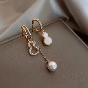 Hepburn Style Earrings for Women, Light Luxury Niche, Versatile Fashionable Gourd Asymmetric Tassel Earrings That Do Not Fade