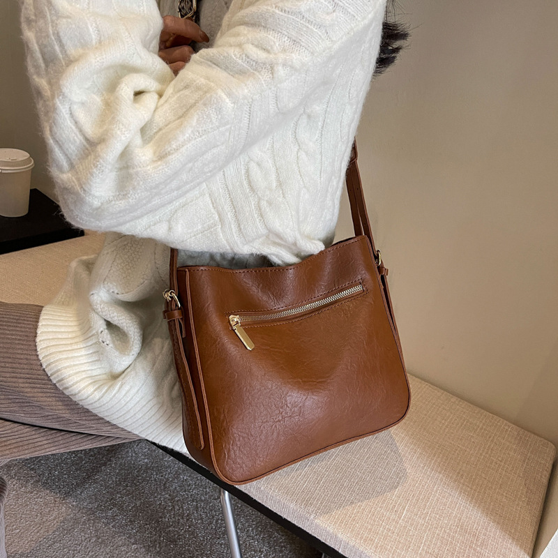 Bolsa de moda de alta calidad para mujeres 2023 nuevo invierno retro versátil cubo bolsa estilo coreano nicho bolso de hombro